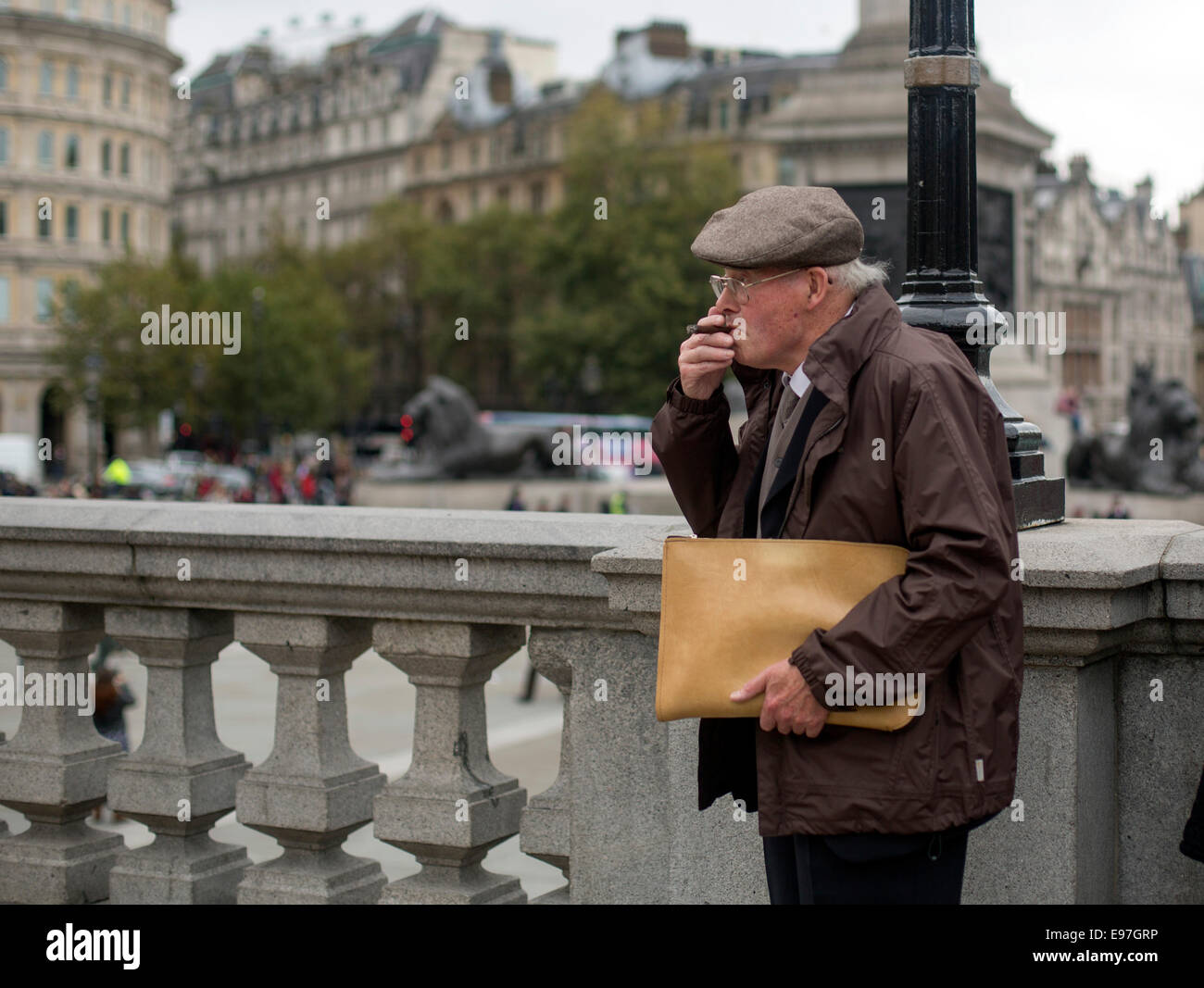Alte Mann Rauchen Zigarre Trafalgar Square öffentliche Stellen Stockfoto