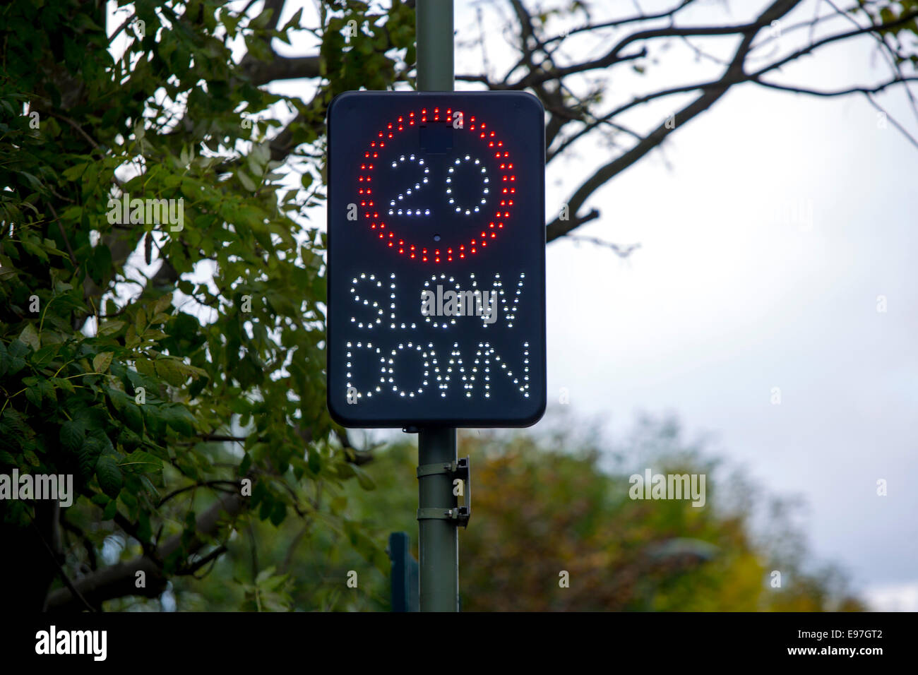 20 zwanzig Meilen pro Stunde mph Zeichen verlangsamen Verkehr Stockfoto