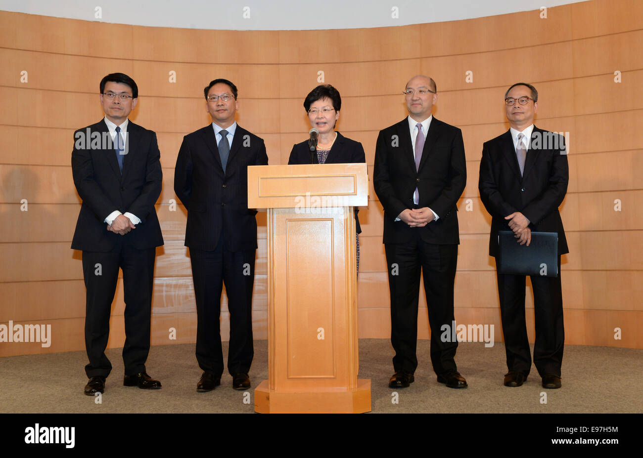 Hong Kong, China Hongkong. 21. Oktober 2014. Carrie Lam Cheng Yuet-Ngor (C), spricht Chefsekretärin für die Verwaltung von Hong Kong Special Administrative Region (HKSAR) (C) bei einer Pressekonferenz nach der Regierung Gespräche mit Kursteilnehmerführer in der Hong Kong Academy of Medicine, Süd-China-Hongkong, 21. Oktober 2014. Die Hong Kong Regierung am Dienstag hielt die erste formelle Gespräche mit Studentenführern sprechen für Sit-in Demonstranten einen friedlichen Weg zu besetzen Mittelsatz zu beenden, das am 28. September begann zu finden. © Qin Qing/Xinhua/Alamy Live-Nachrichten Stockfoto