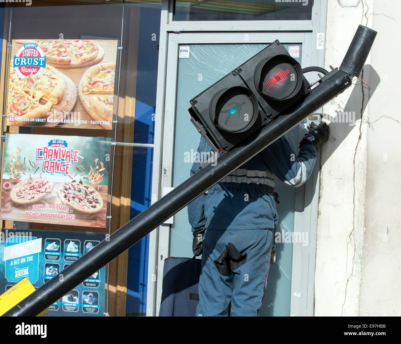 Ampel-Post gebogen hit Dominos pizza Stockfoto