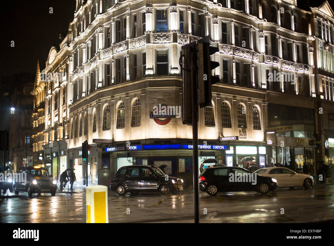 Knightsbridge u-Bahn Station Nacht Taxi nasses Wetter Stockfoto