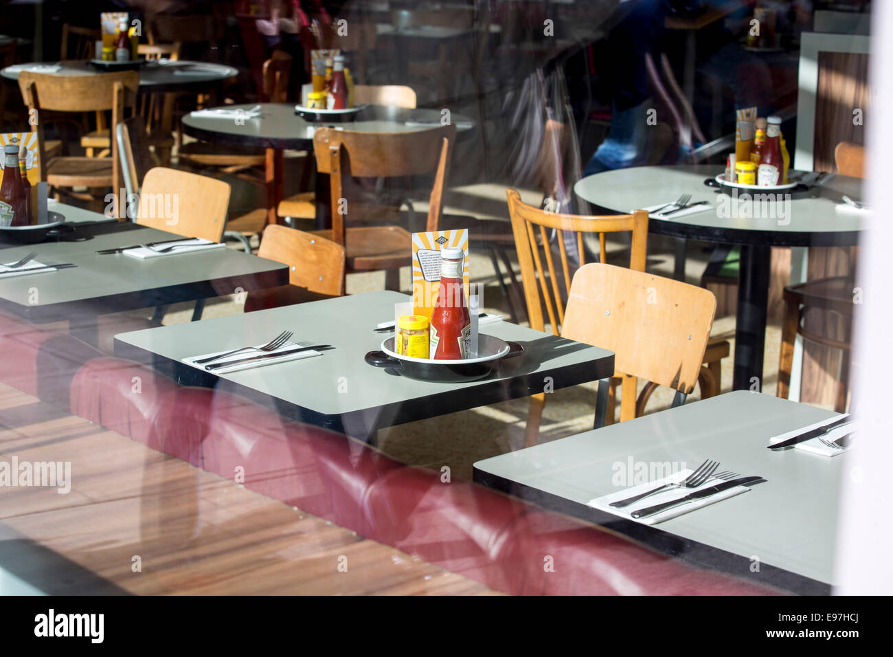 alten altmodischen Café Greasy Spoon Tische aufgestellt ketchup Stockfoto