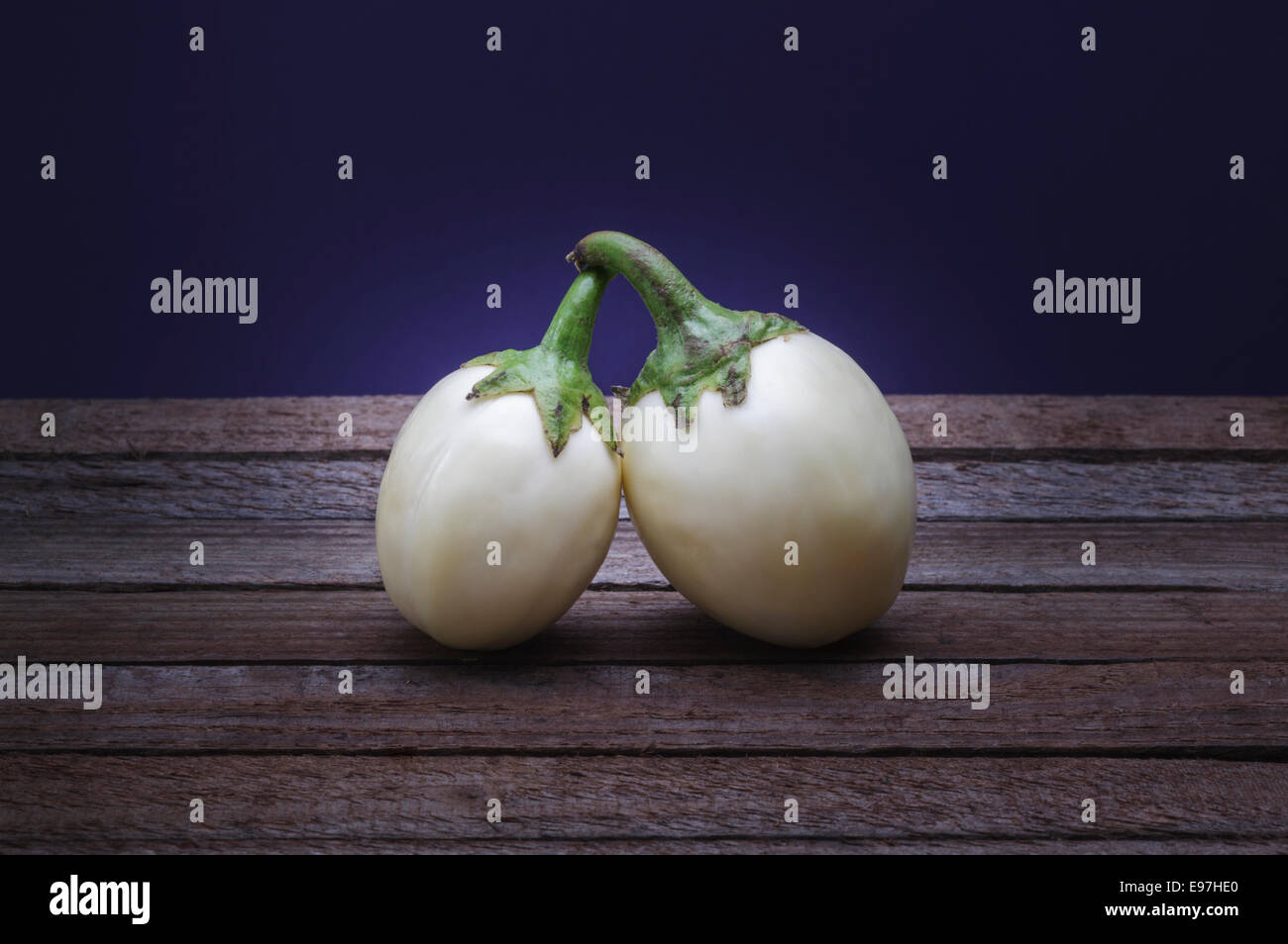 zwei weiße Auberginen Stockfoto