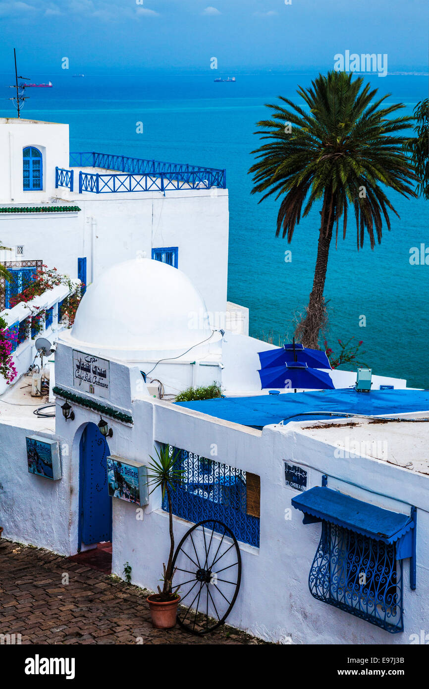 Blick über das berühmte Cafe Sidi Chebaane mit den Golf von Tunis hinaus in Sidi Bou Said, Tunesien. Stockfoto