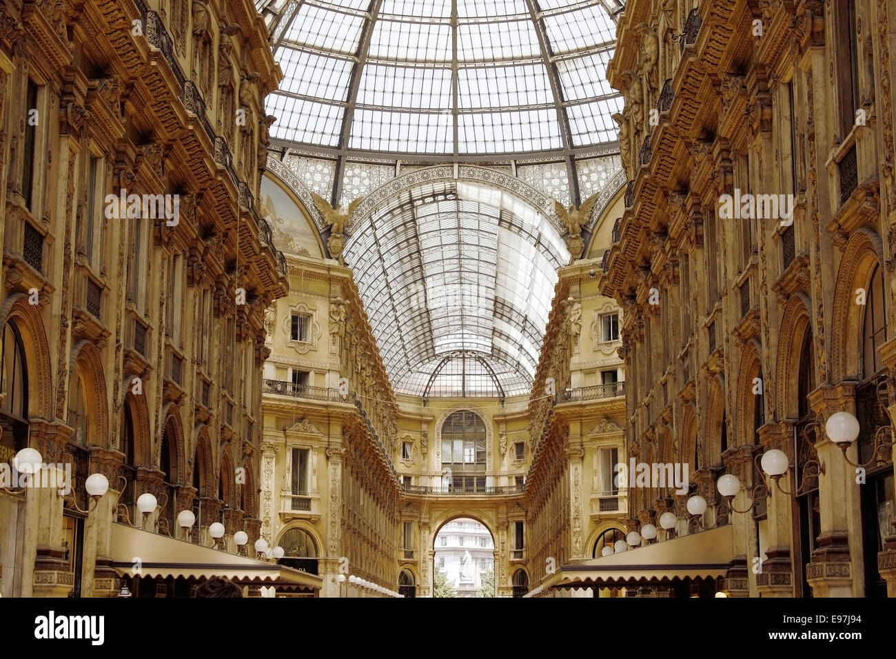 Galleria Vittorio Emanuele Shopping Mall (Mailand, Italien) in ausdrucksstarken Farben Stockfoto