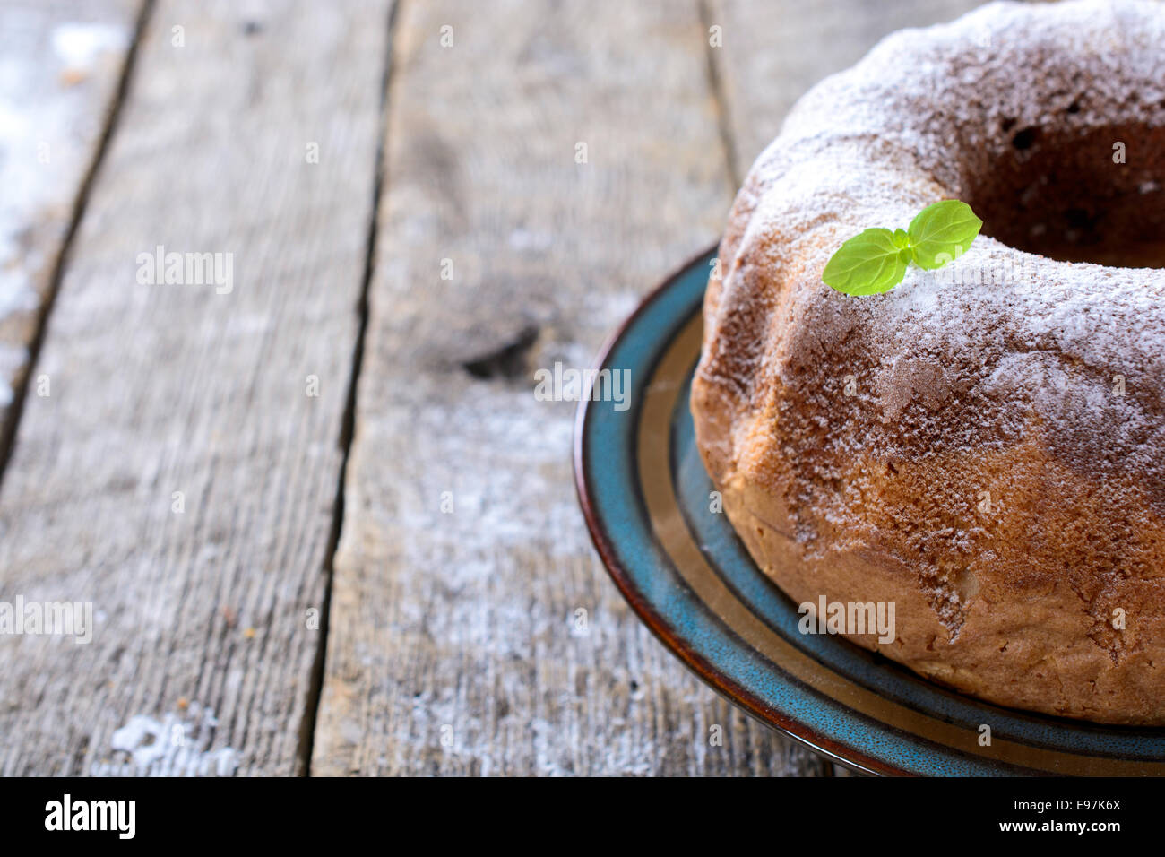 Sweet-Marmorkuchen auf dem hölzernen Hintergrund mit leeren Bereich auf der linken Seite Stockfoto