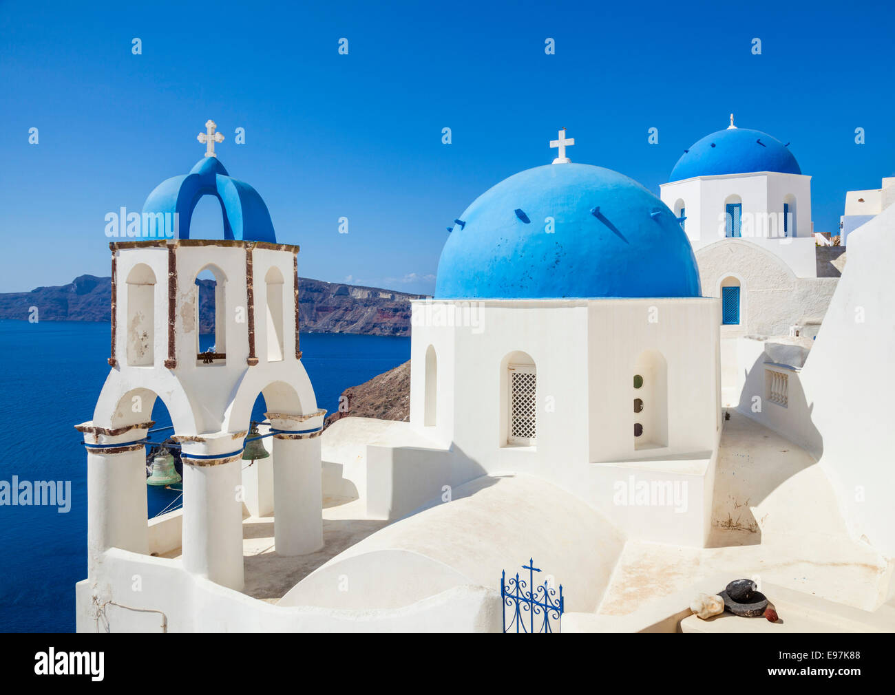 Weißenkirchen und blauen Kuppeln im Dorf Oia, Santorini, Thira, Kykladen, griechische Inseln, Griechenland, EU, Europa Stockfoto