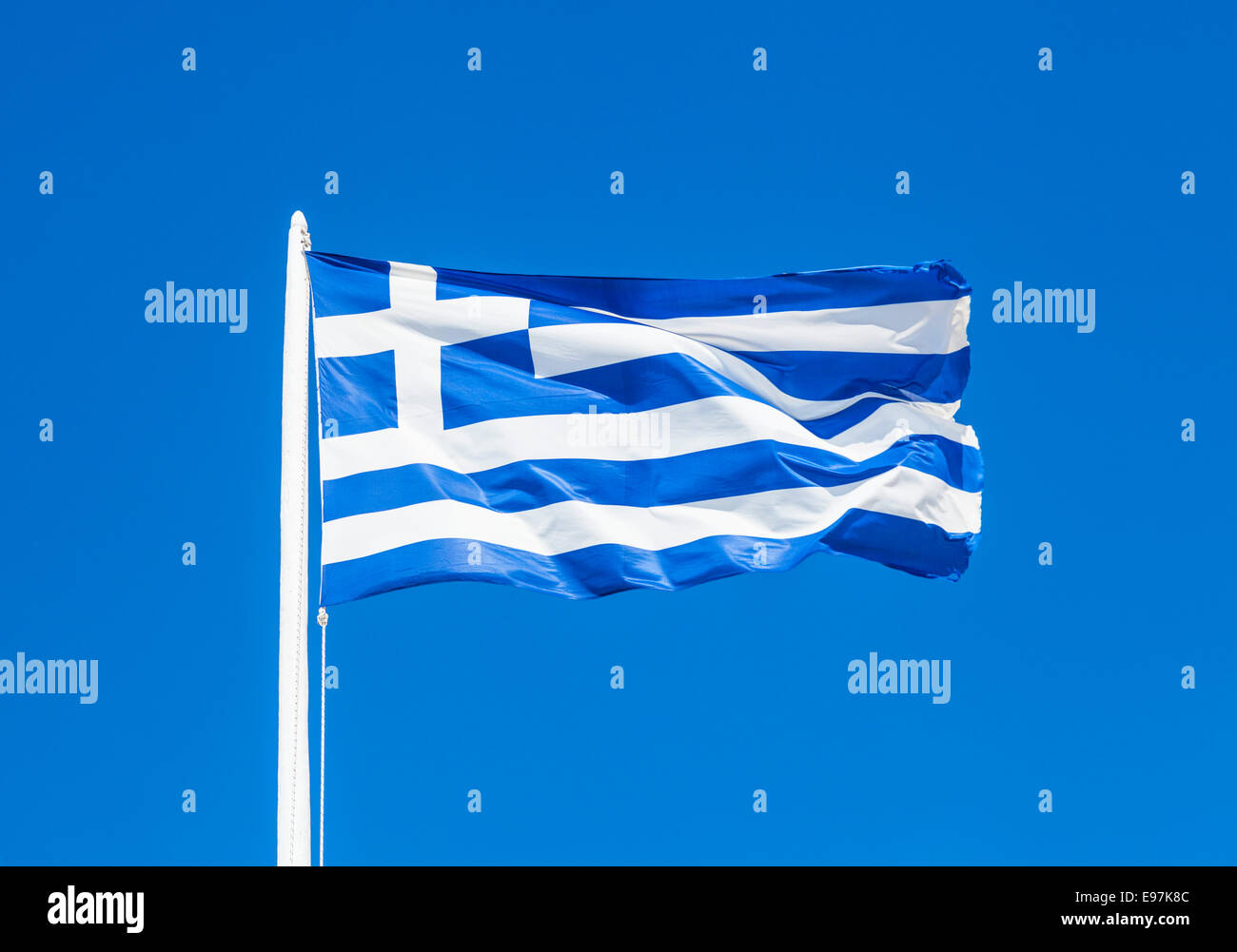 Griechische Flagge gegen blauen Himmel Stockfoto
