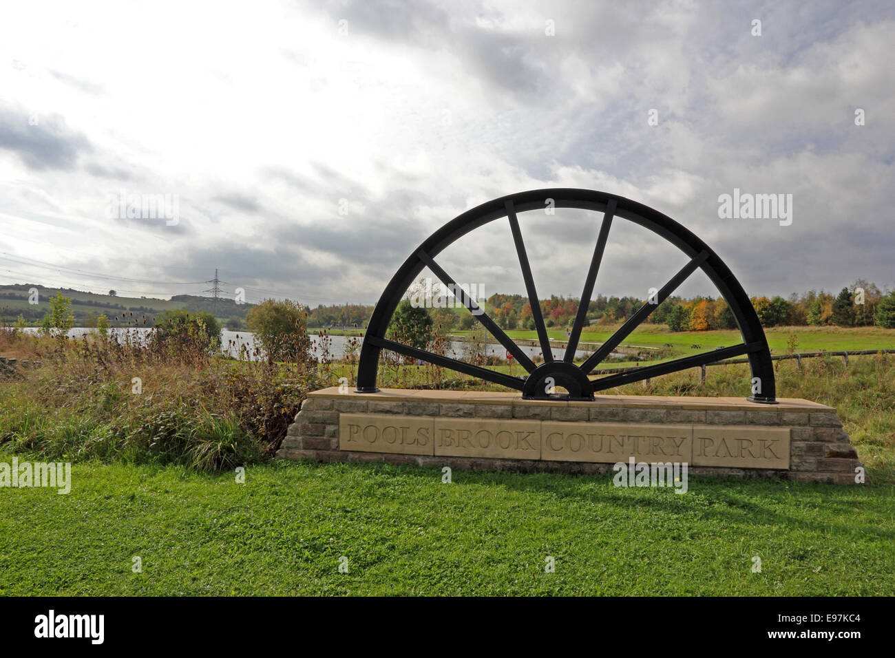 Schild am Eingang zum Poolsbrook Country Park, mit alten Grube Transportrad. Stockfoto