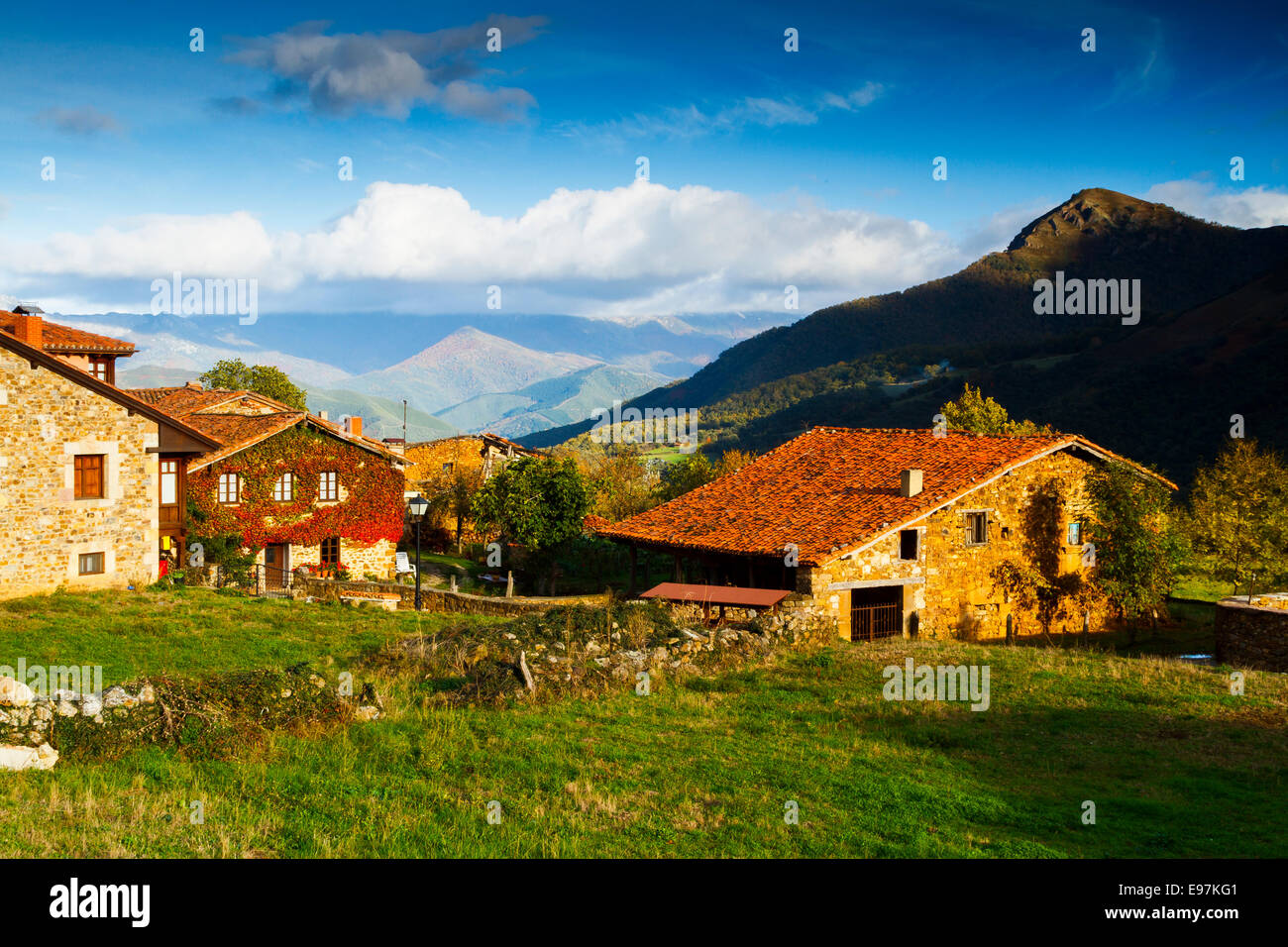 Haus und die Berge. Mogrovejo. Camaleño Dorf. Liebana Grafschaft, Kantabrien, Spanien, Europa. Stockfoto