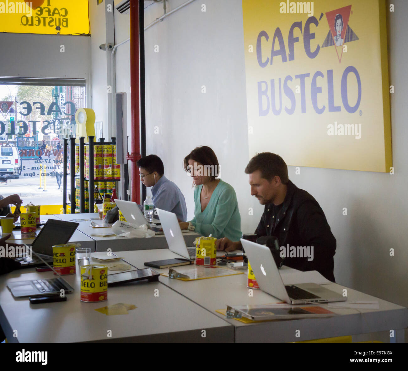Besucher nutzen Sie kostenfreies WLAN im Cafe Bustelo Pop-up-Store auf der Lower East Side von New York Stockfoto
