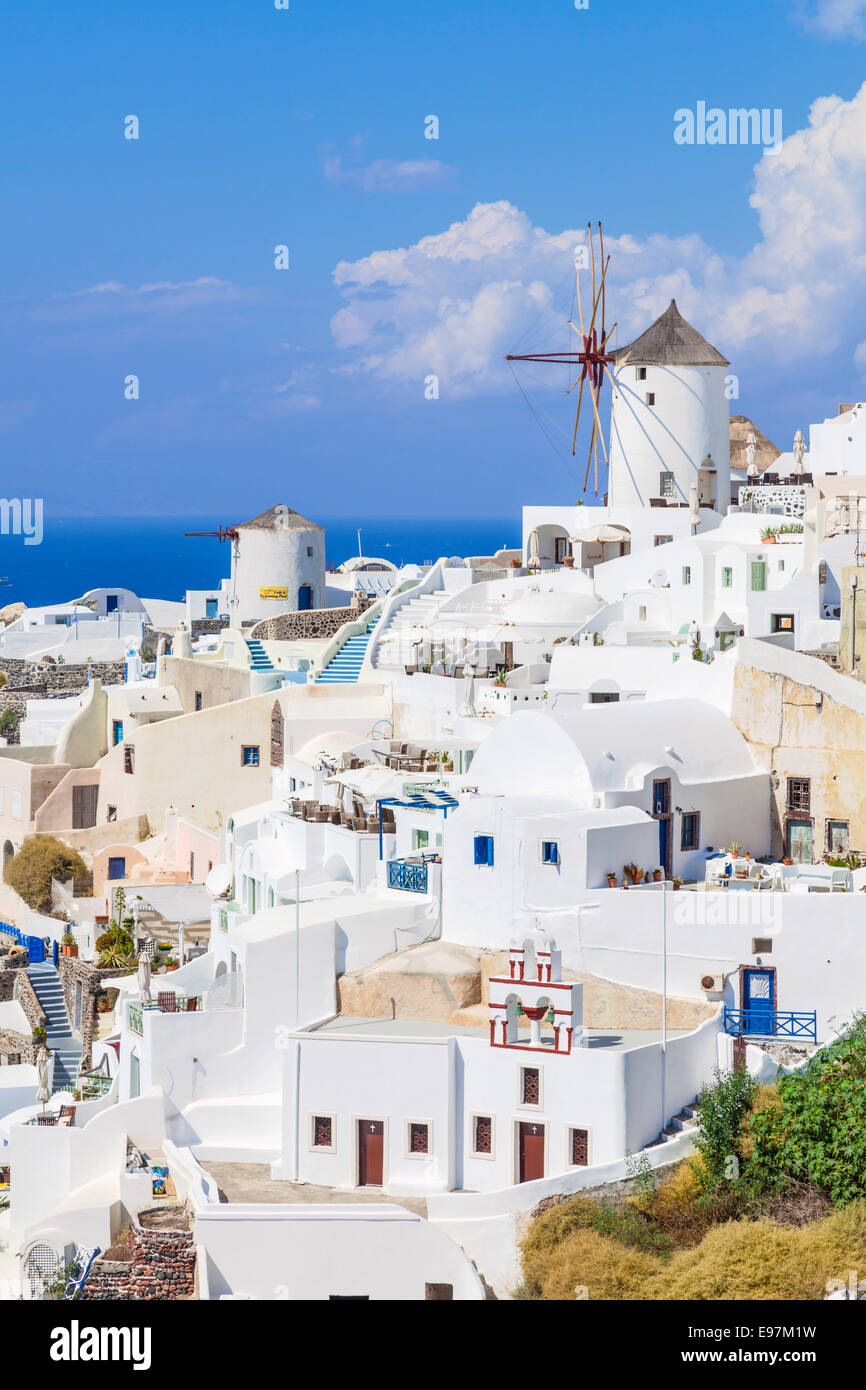 Windmühle & weiße Häuser im Dorf Oia, Santorini, Thira, Kykladen, griechische Inseln, Griechenland, EU, Europa Stockfoto