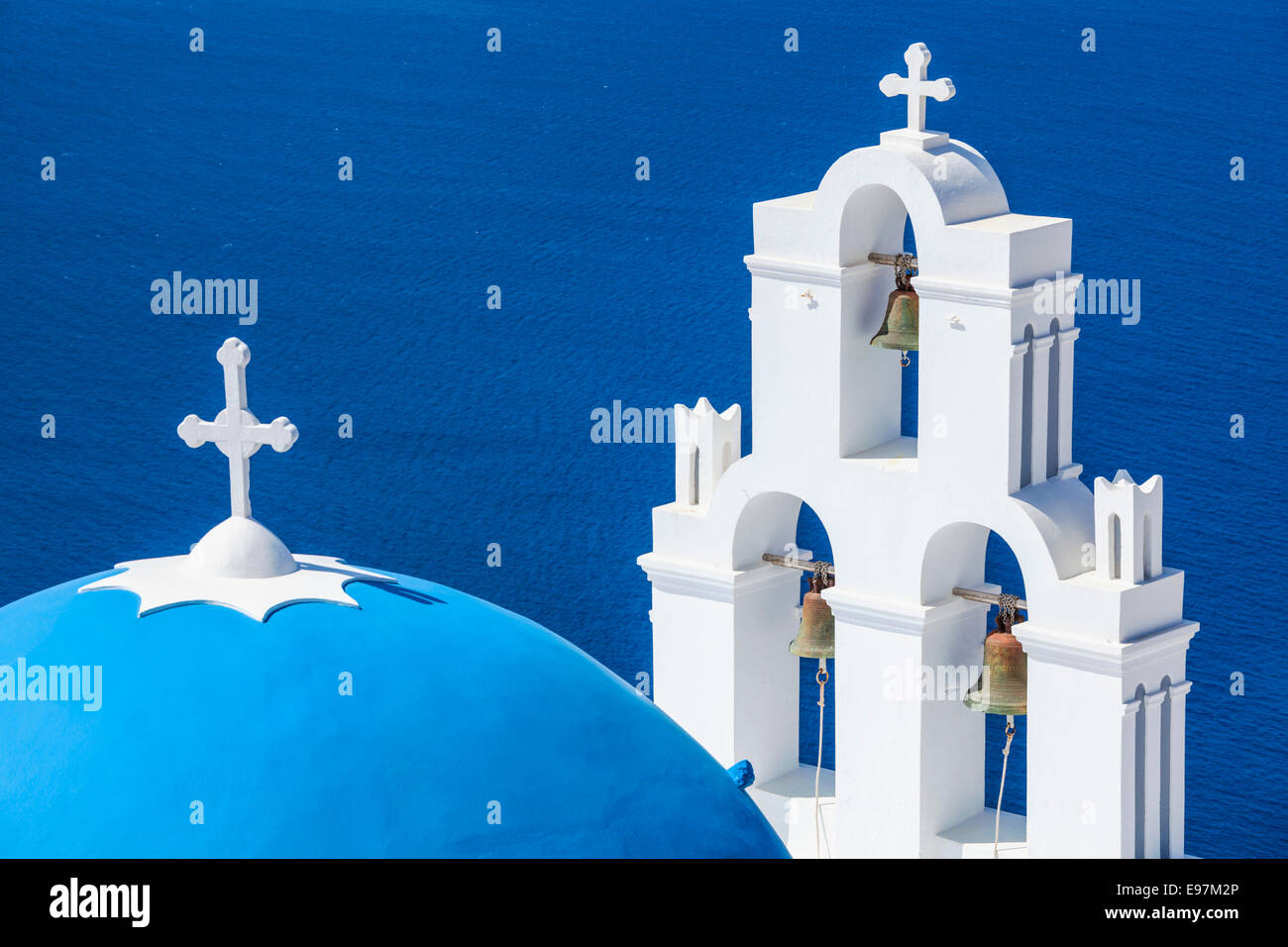 Blaue Kuppel der St. Gerasimos Kirche, Firostefani, Fira, Santorini, Thira, Kykladen, Ägäis, Griechenland, EU, Europa Stockfoto