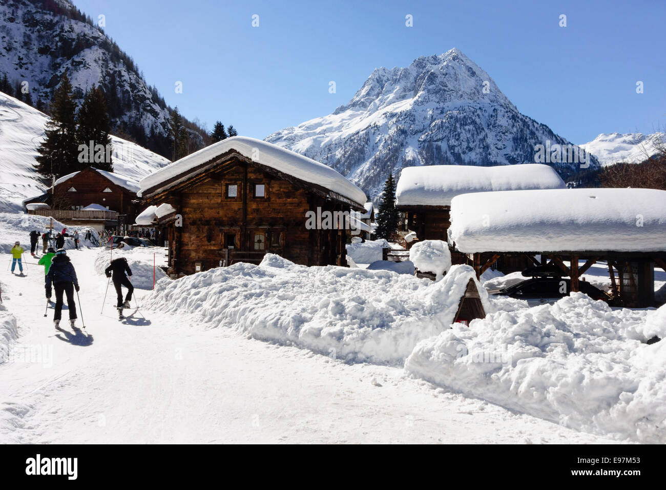 Skifahrer auf Schnee Piste nähert sich kleine Alpine Dorf Vallorcine im Chamonix-Tal, Haute Savoie, Rhône-Alpes, Frankreich, EU Stockfoto