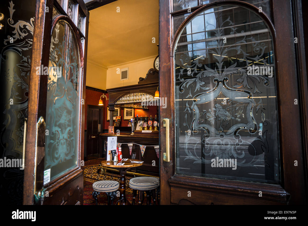 HAUPTSTADT LONDON MASSEN TOURISTEN STRAßE SZENEN PUB EROS WESTMINSTER Stockfoto