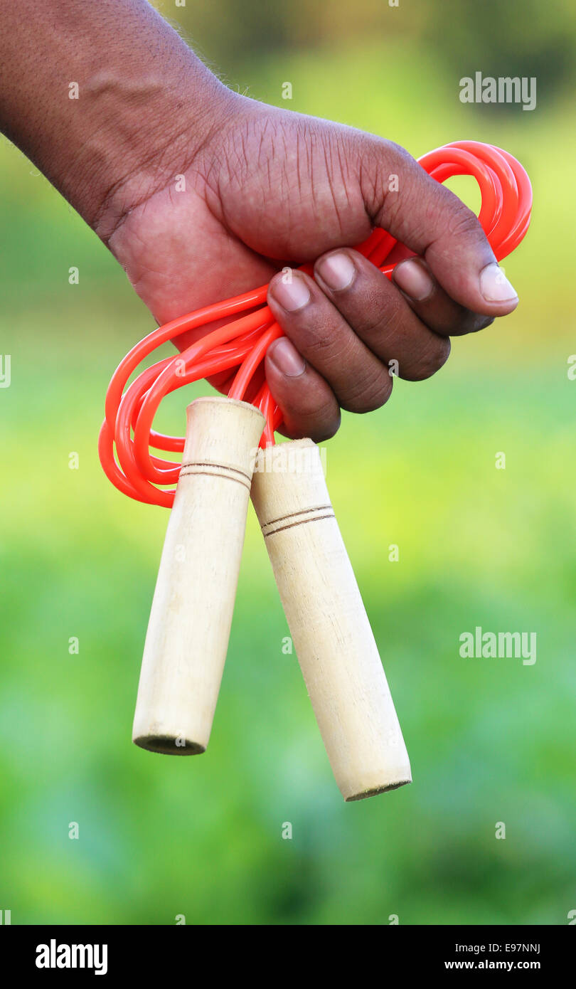 Hand mit einem Springseil Stockfoto