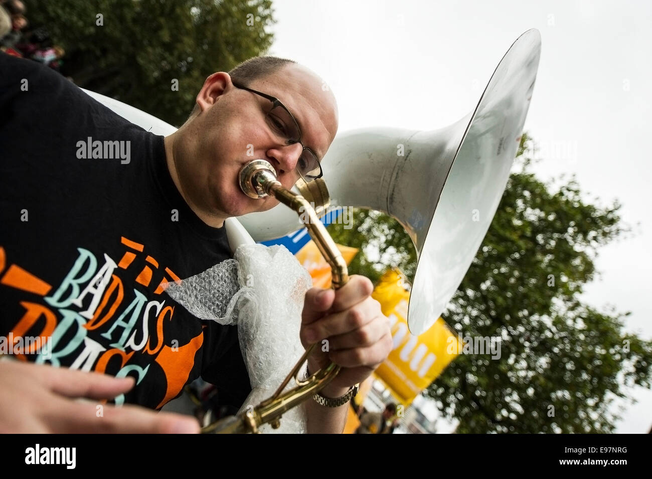 Ein TUC nationale Demonstration im Zentrum von London.  Ein Musiker von Badass Messing spielt ein Sousaphon wie der März begibt. Stockfoto