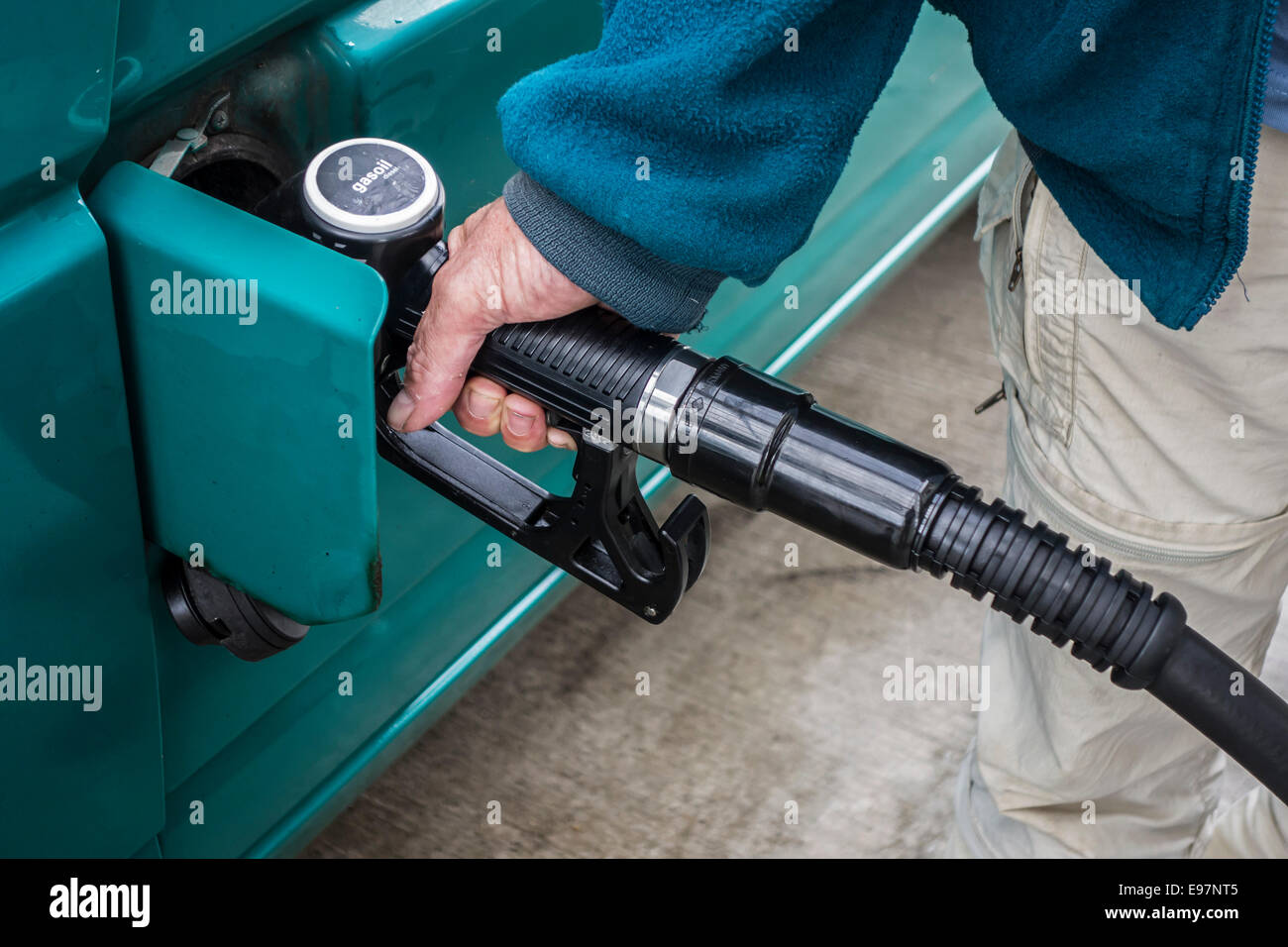 Nahaufnahme des Menschen in sein Fahrzeug an Tankstelle Dieselkraftstoff Pumpen Stockfoto