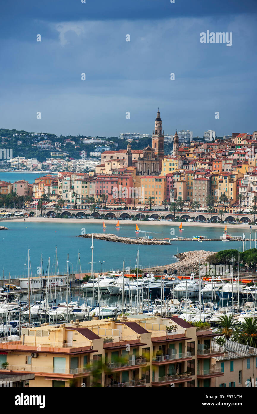 Blick über die Stadt und Hafen von Menton und dunklen bedrohlichen Regenwolken entlang der Côte d ' Azur, Côte d ' Azur, Alpes-Maritimes, Frankreich Stockfoto