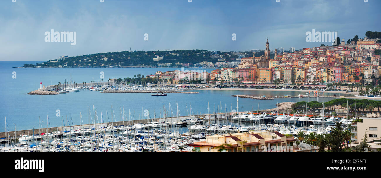 Blick über die Stadt und Hafen von Menton und dunklen bedrohlichen Regenwolken entlang der Côte d ' Azur, Côte d ' Azur, Alpes-Maritimes, Frankreich Stockfoto