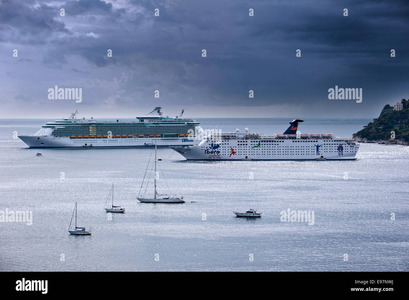 Segelboote und zwei großen luxuriösen Kreuzfahrtschiffen am Mittelmeer entlang der Côte d ' Azur bei schlechtem Wetter, Frankreich Stockfoto