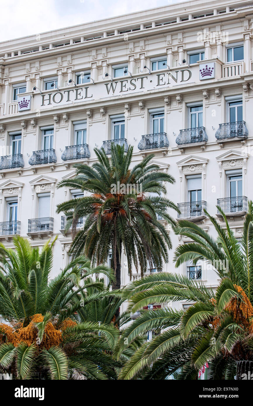 Palmen und das Hotel West End entlang der Promenade des Anglais in der Stadt Nizza, Côte d ' Azur, Côte d ' Azur, Frankreich Stockfoto