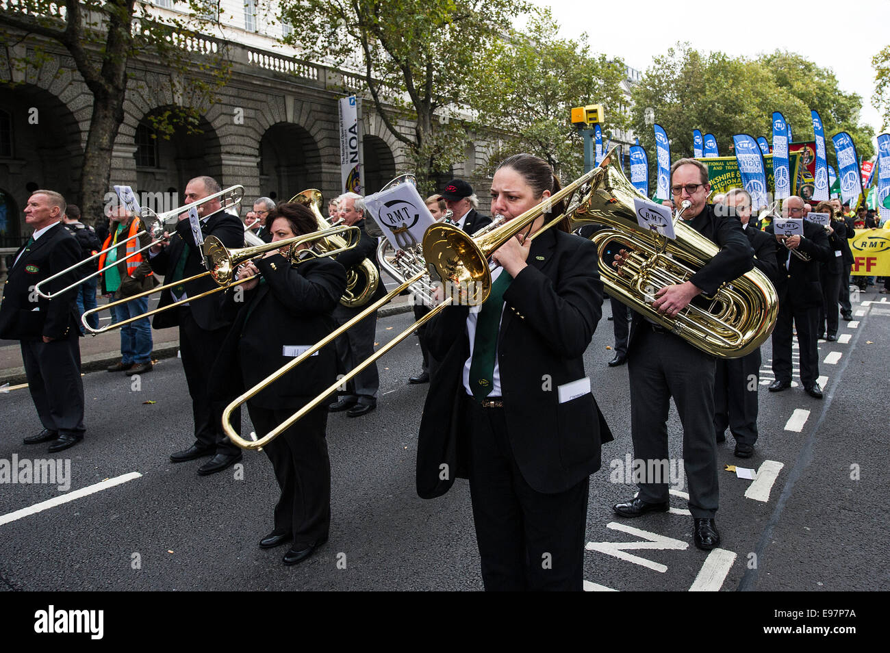 Ein TUC nationale Demonstration im Zentrum von London. Die RMT Blaskapelle spielt wie der März begibt. Stockfoto