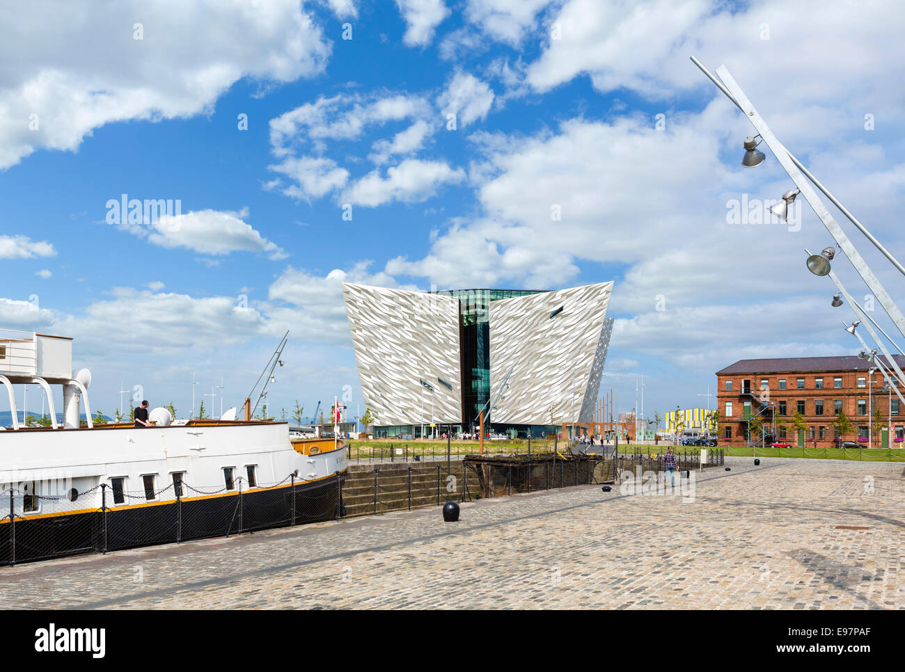 Titanic Belfast-Museum mit der SS Nomadic Dampfer zart, um Links, Titanic Quarter, Belfast, Nordirland, Vereinigtes Königreich Stockfoto