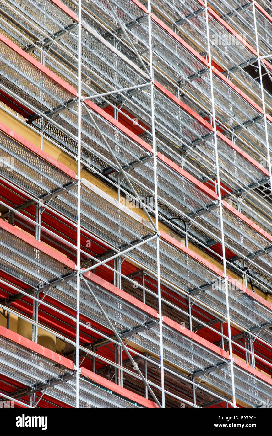 Baustelle mit einem Gerüst an der Fassade eines hohen Hauses Stockfoto