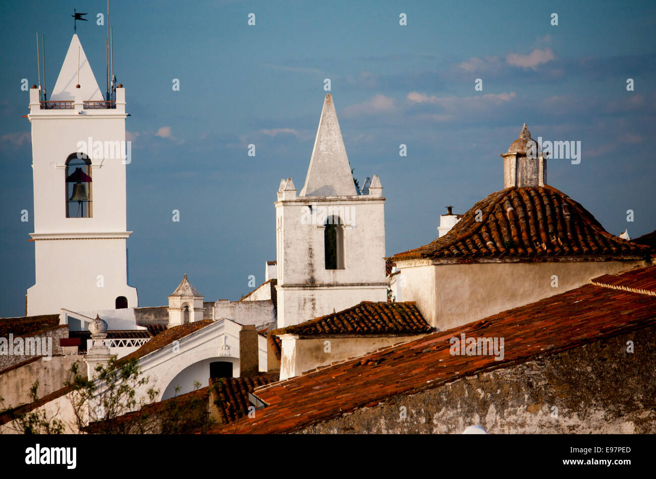 Monsaraz Alentejo Portugal Blick über Terrakottafliesen Dächern und weißen Türme Stockfoto