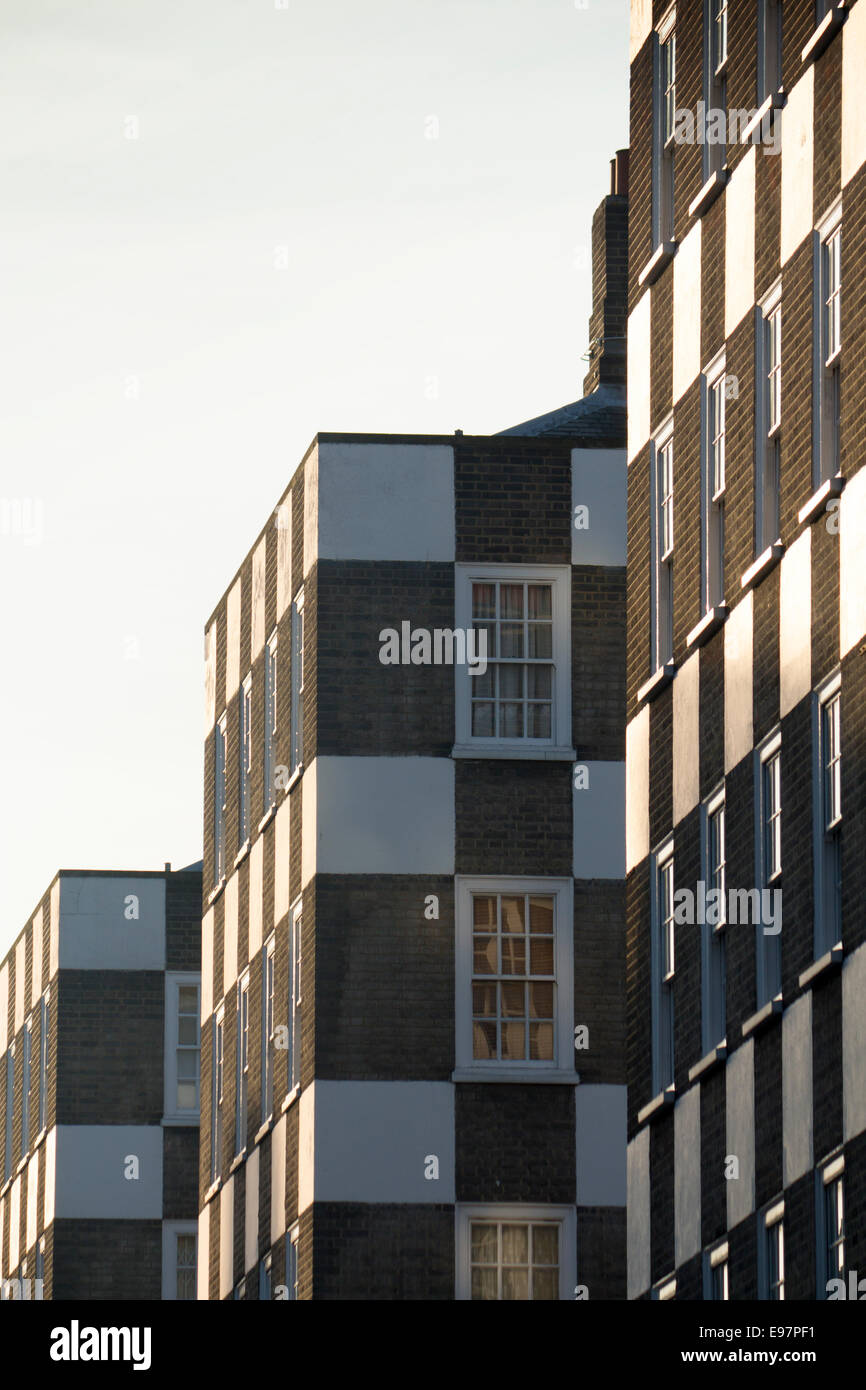 Markanten Hochhäusern Wohnungen Wohnungen mit Schachbrettmuster Fassade vordere Fassade Grosvenor Estate Seite Street Pimlico London Stockfoto