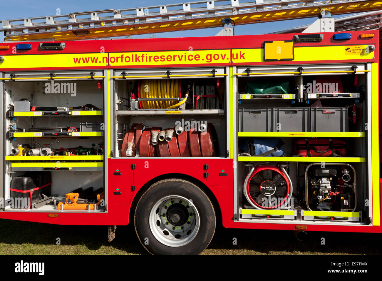 Ein Feuerwehrauto Gerät Anzeige Ausrüstung mitzuführen an Bord Stockfoto