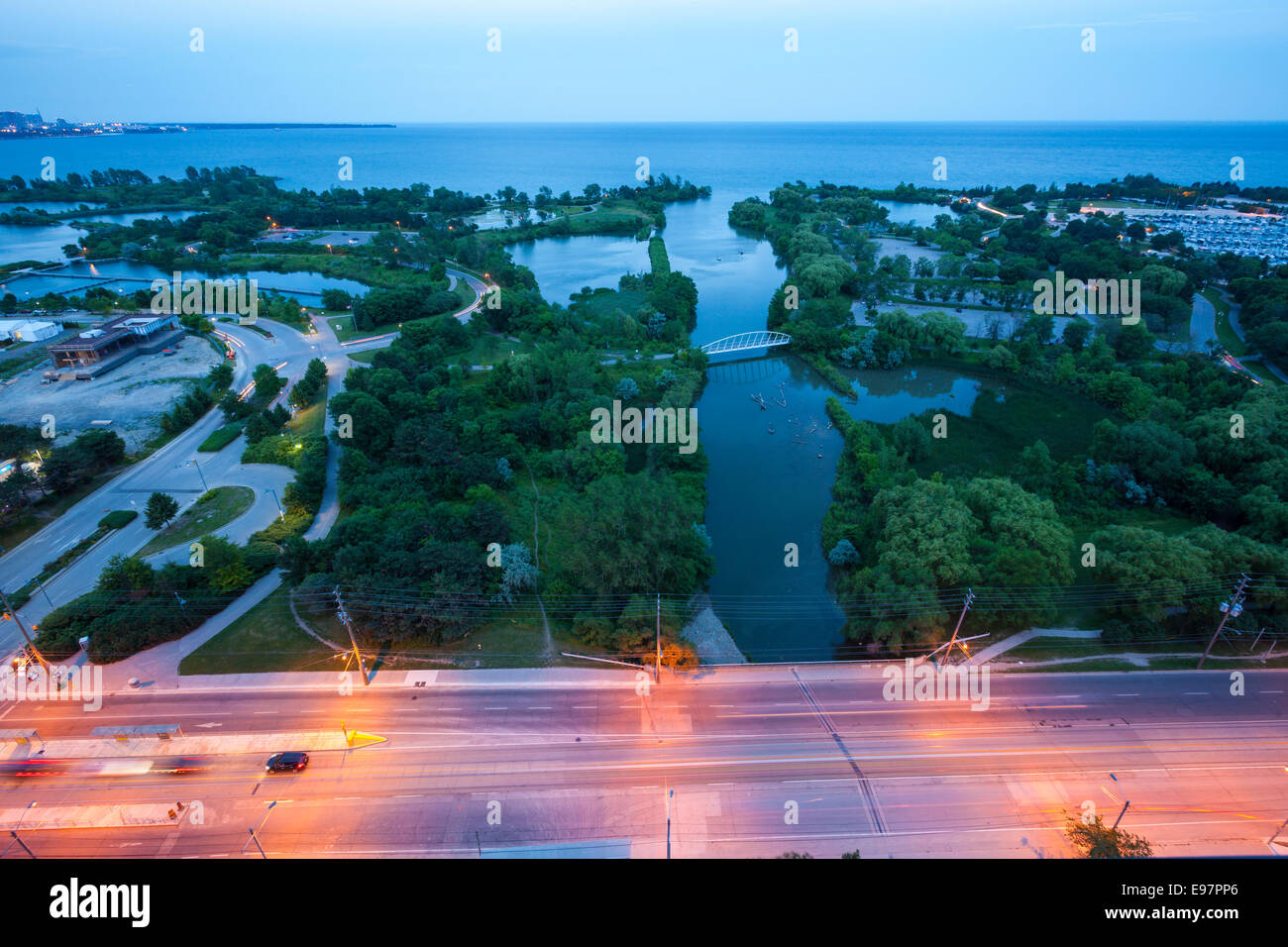 Humber Bay Park und Lakeshore Road mit Blick auf Lake Ontario. Toronto, Ontario, Kanada. Stockfoto