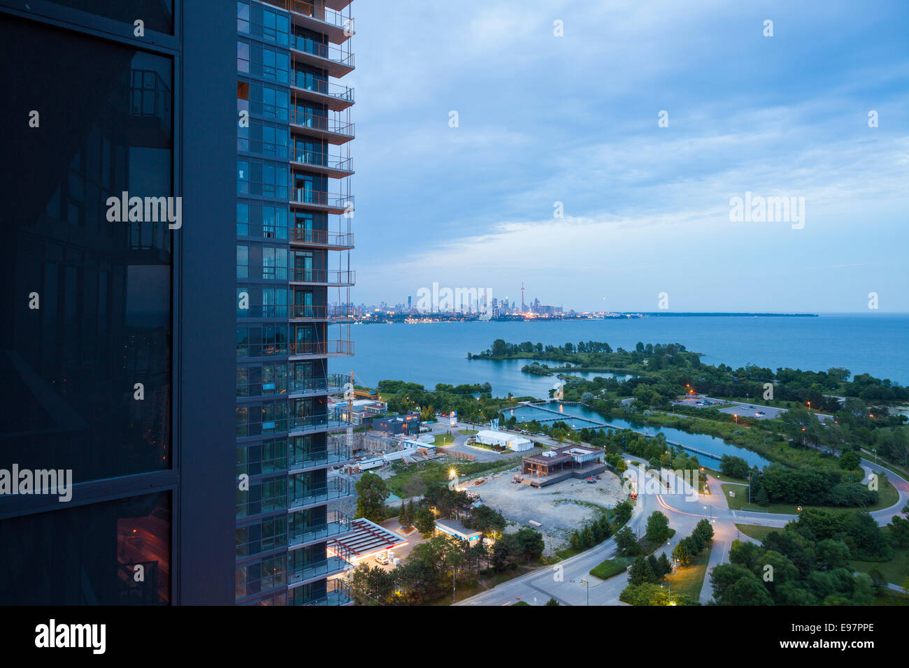 Humber Bay Park und der Innenstadt von Toronto aus Westlake Eigentumswohnungen. Toronto, Ontario, Kanada. Stockfoto