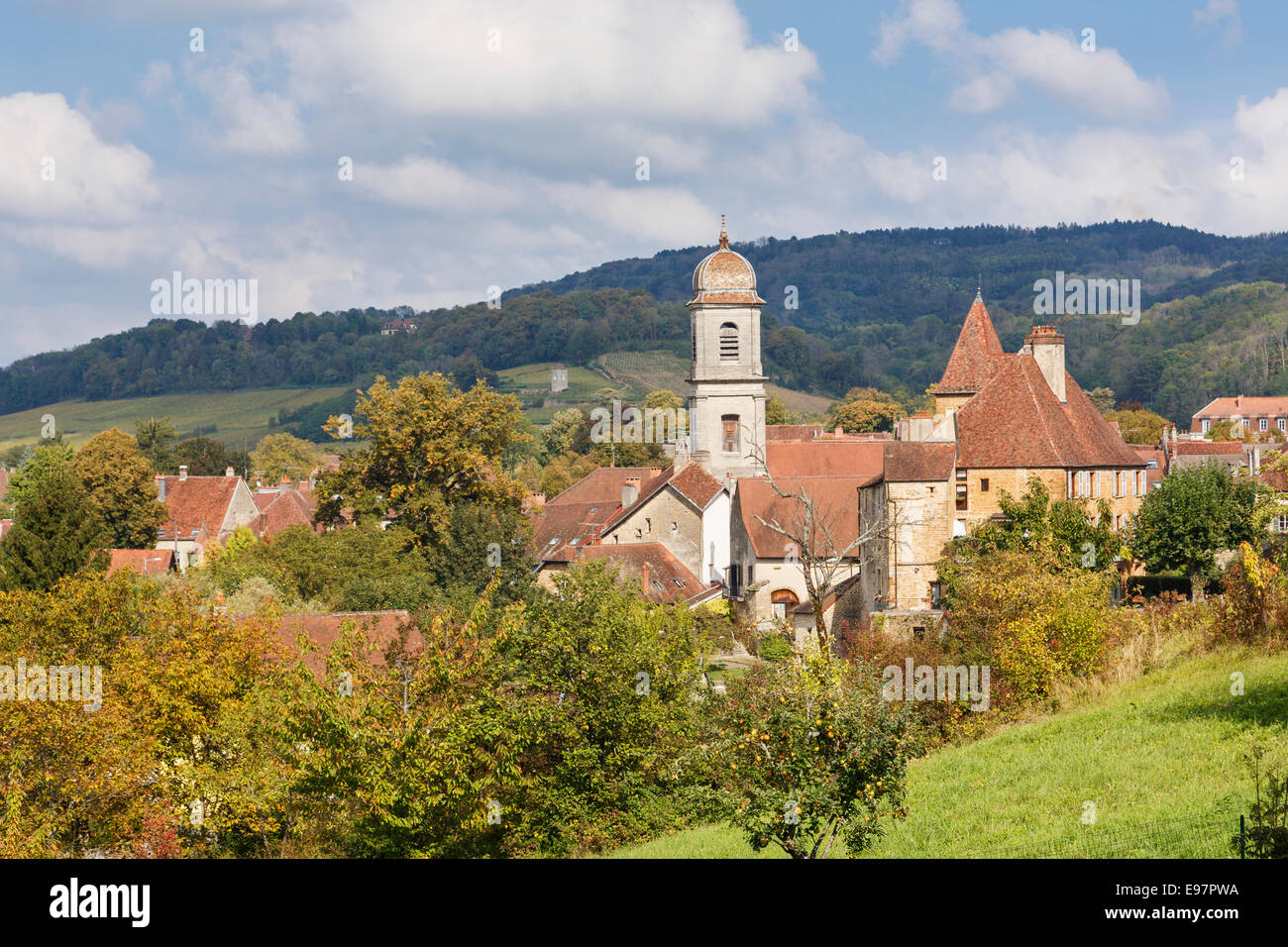Alte Gebäude in der historischen Stadt von Arbois im Herbst bekannt als Weinhauptstadt des Jura, Franche, Frankreich, Europa Stockfoto