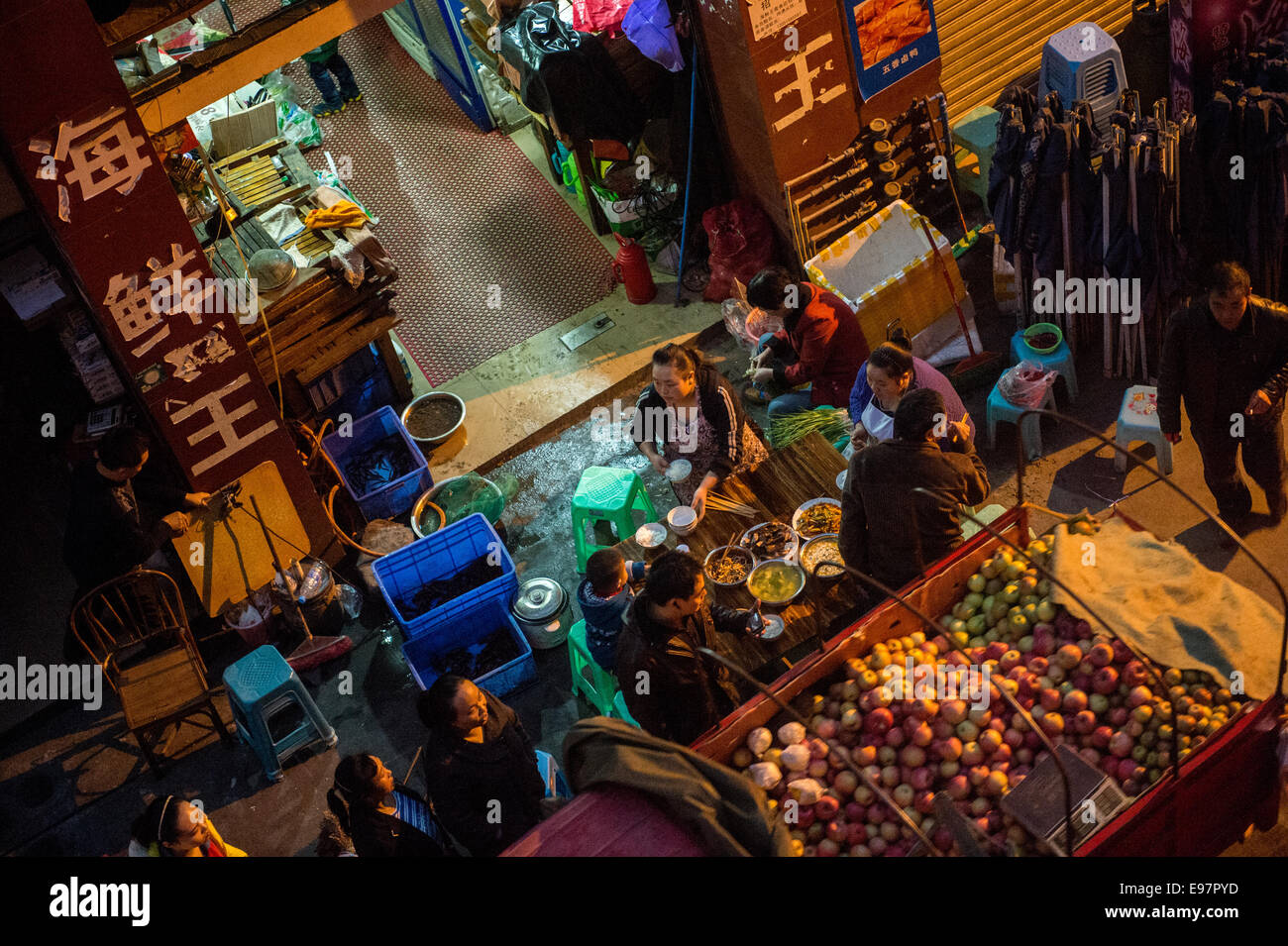 Menschen treiben den Markt aber am Abend in China. (Foto von Ami Vitale) Stockfoto