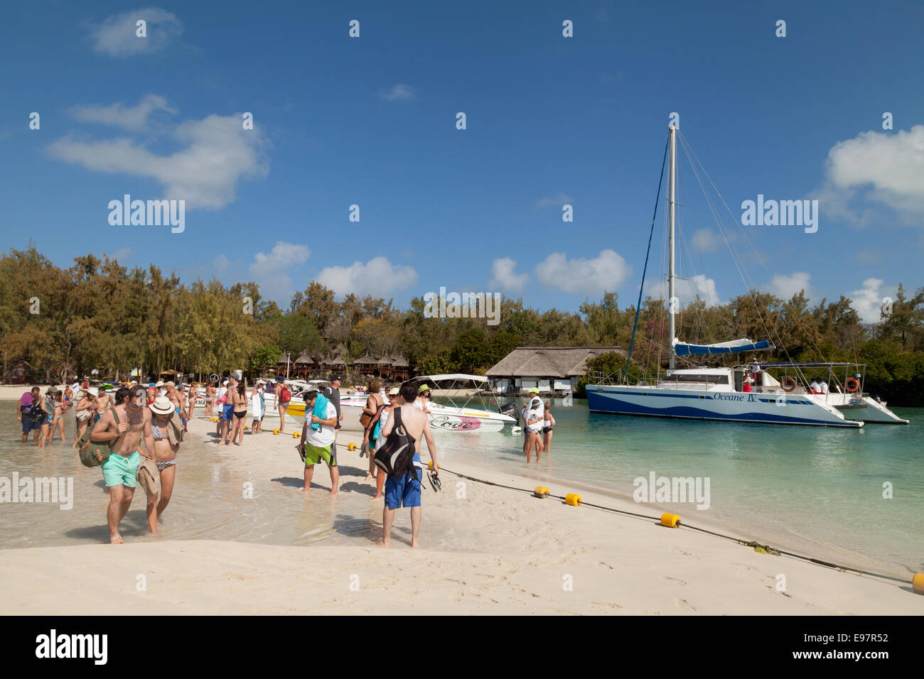 Touristen auf dem Steg, Ile Aux Cerfs Island, einer kleinen tropischen Urlaubsinsel deaktiviert nur die Ostküste, Mauritius, Afrika Stockfoto