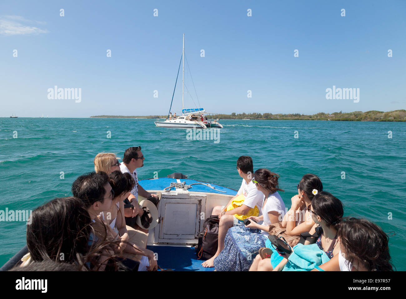 Touristen, die mit dem Motorboot unternommen, um ihr Segelboot für eine Reise, Mauritius, Afrika Stockfoto