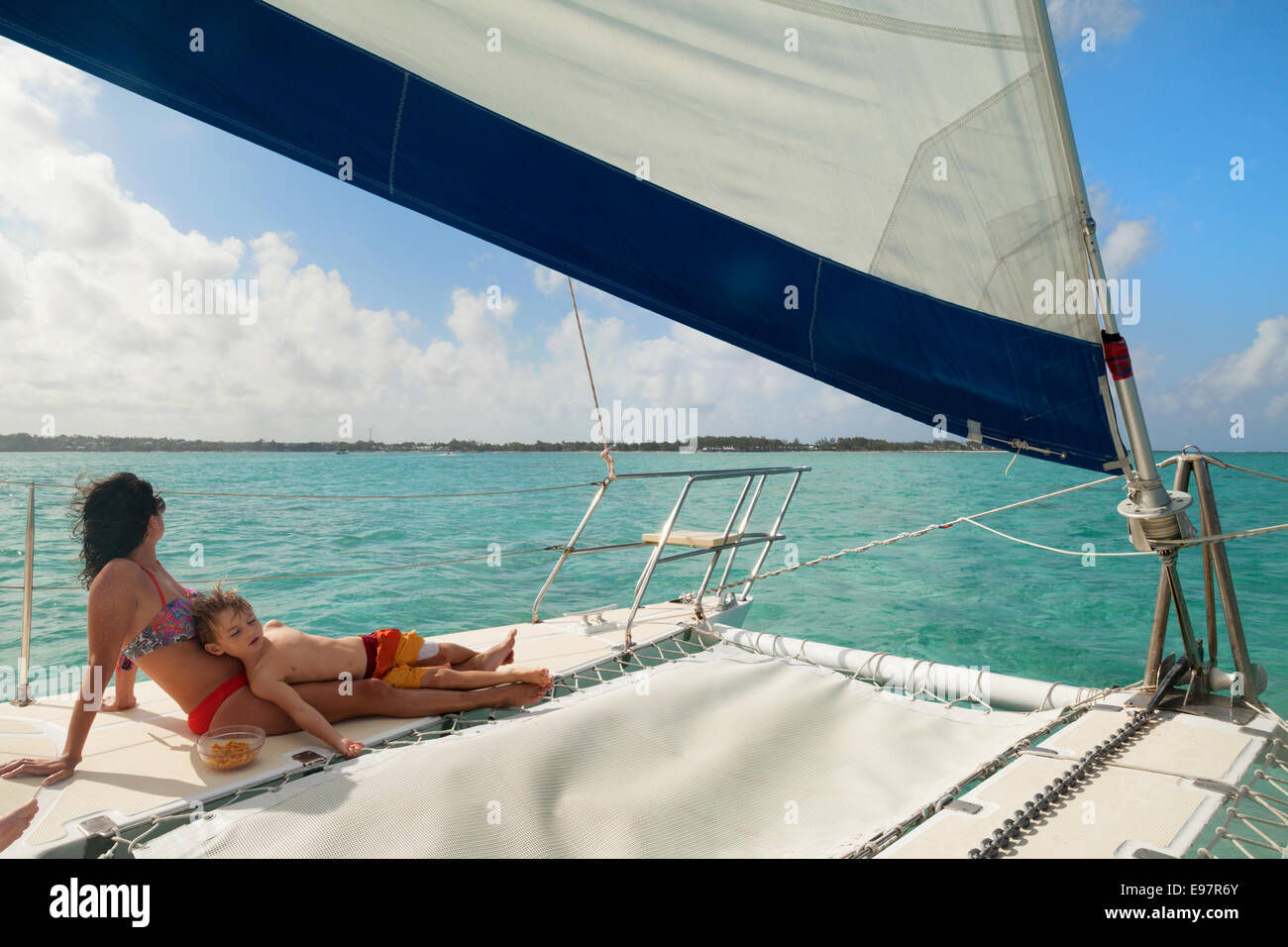 Mutter und Kind auf einem Segelboot segeln auf Urlaub, Mauritius, Afrika Stockfoto