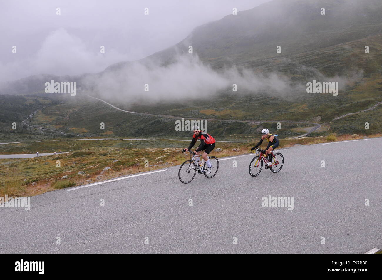 Klettern auf Aurlandsfjellet während Aurlandsfjellet Xtreme Triathlon 2014 Zyklus Bein in schnellen Chaning Wetter und Anblick Bedingungen Stockfoto