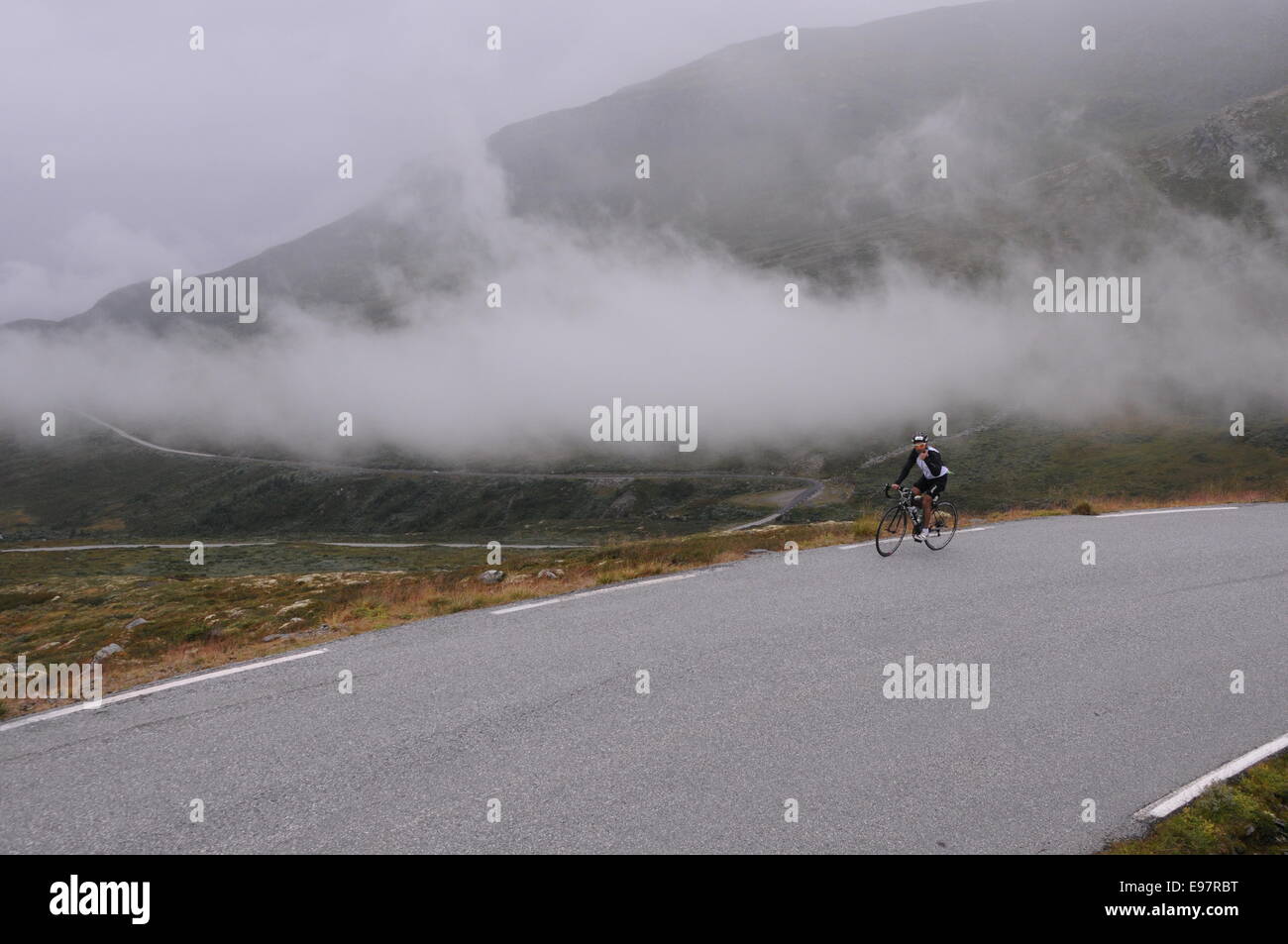 Klettern auf Aurlandsfjellet während Aurlandsfjellet Xtreme Triathlon 2014 Zyklus Bein in schnellen Chaning Wetter und Anblick Bedingungen Stockfoto