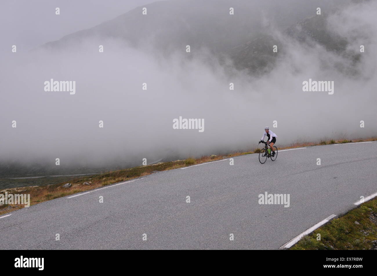 Klettern auf Aurlandsfjellet während Aurlandsfjellet Xtreme Triathlon 2014 Zyklus Bein in schnellen Chaning Wetter und Anblick Bedingungen Stockfoto