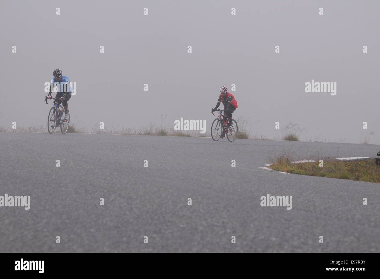 Klettern auf Aurlandsfjellet während Aurlandsfjellet Xtreme Triathlon 2014 Zyklus Bein in schnellen Chaning Wetter und Anblick Bedingungen Stockfoto
