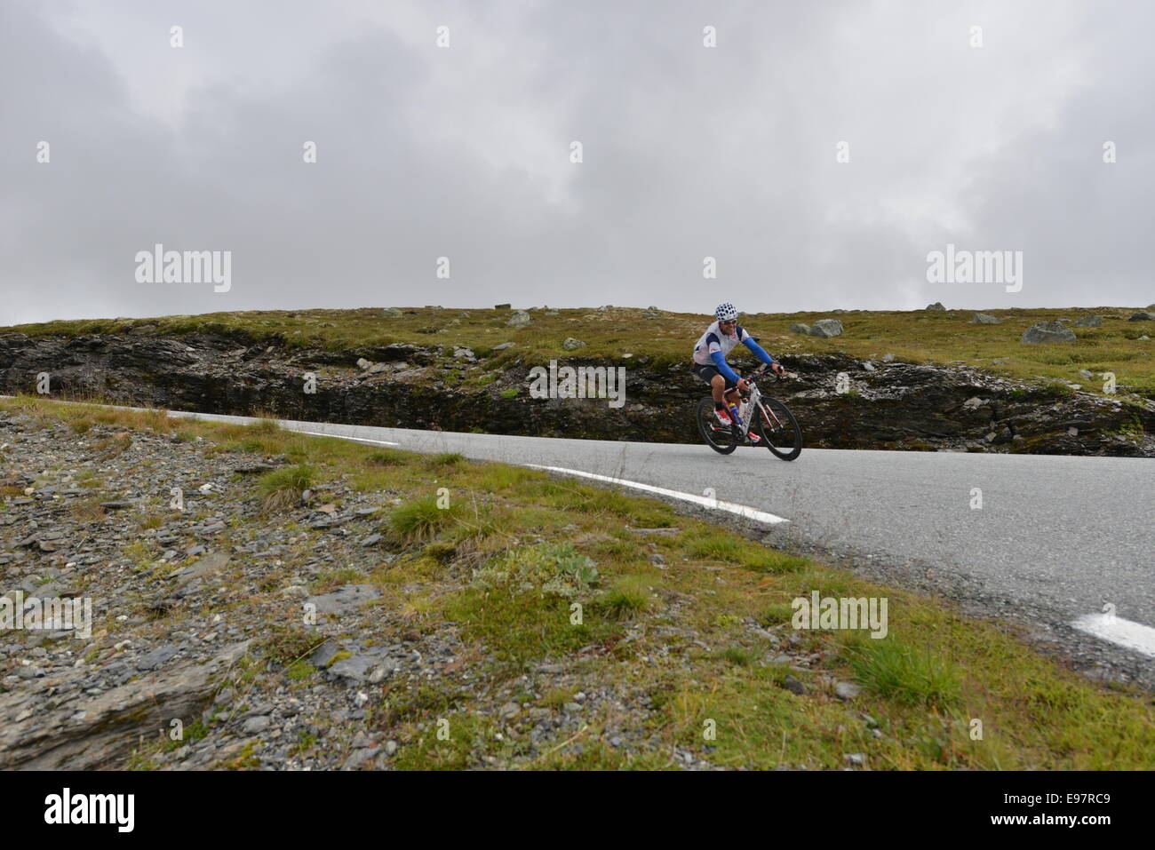 Radfahren nach unten Aurlandsfjellet Aurlandsfjellet Xtreme Triathlon 2014 Stockfoto