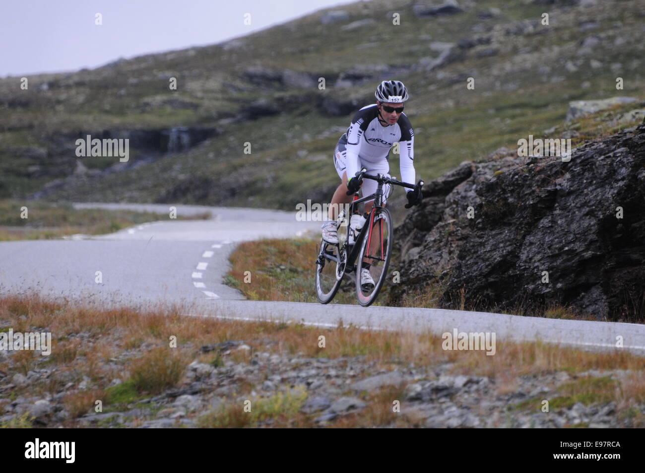 Radfahren nach unten Aurlandsfjellet Aurlandsfjellet Xtreme Triathlon 2014 Stockfoto
