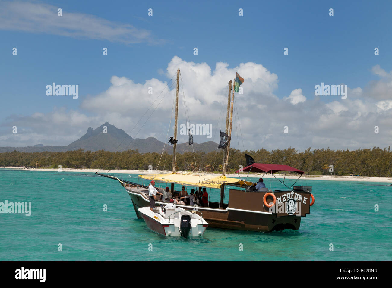 Tourismus in Mauritius - ein Piratenschiff für Bootsausflüge an der Küste, Mauritius, Afrika Stockfoto