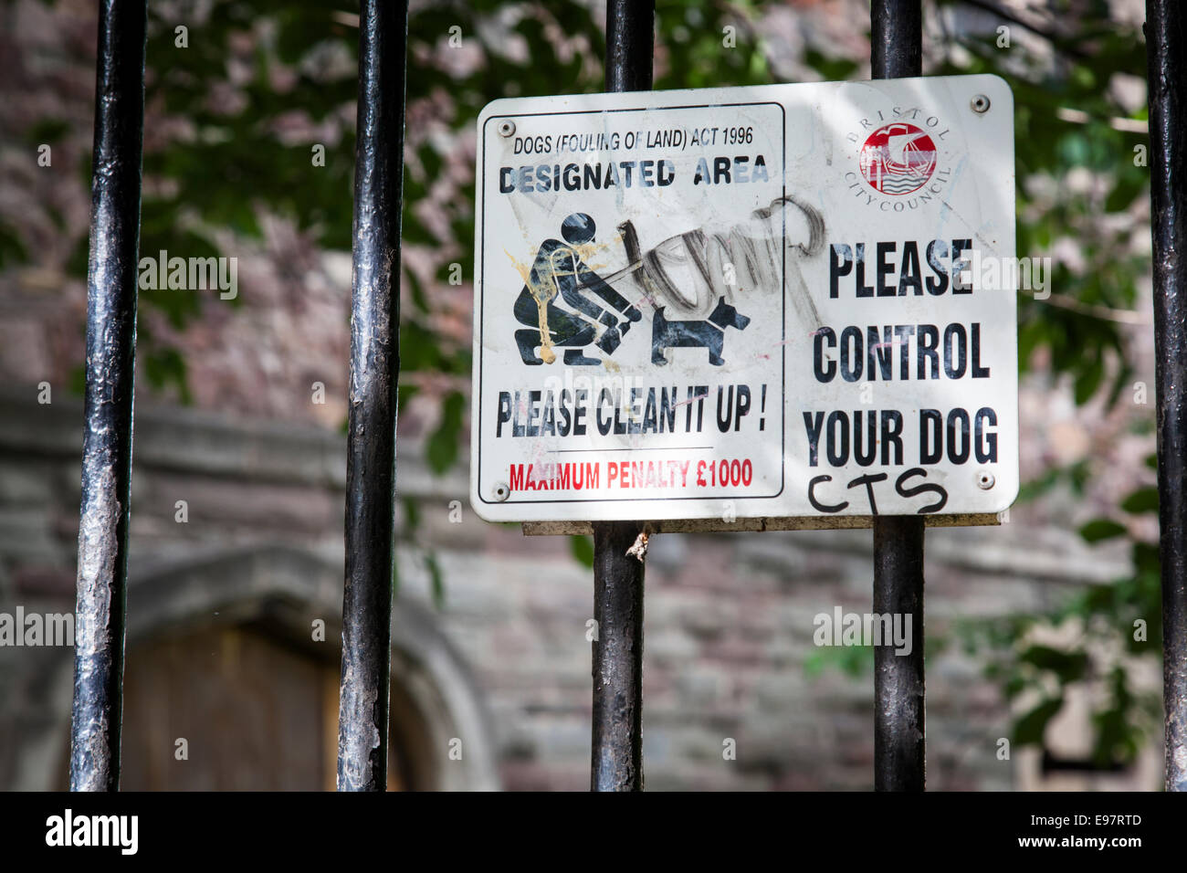 Schmutzig und mit einigen Graffiti, fragt dieser Bekanntmachung Hundebesitzer ihre Haustiere zu kontrollieren und Aufräumen nach ihnen von einer Strafe bedroht. Stockfoto