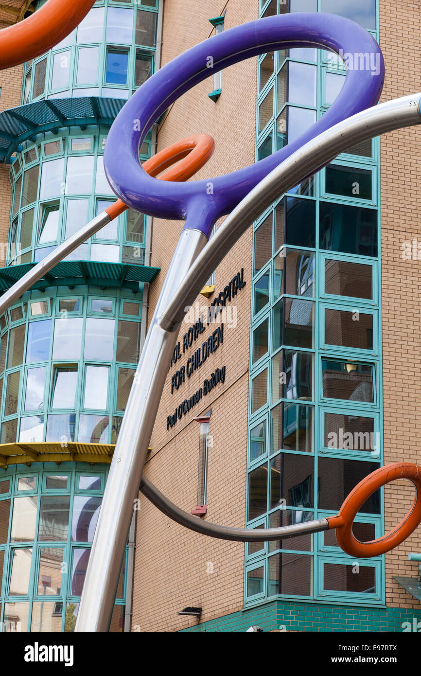 Moderne Skulptur und moderne Fassade das Royal Hospital for Children in Bristol. Stockfoto