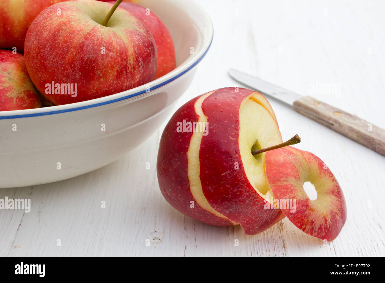 Schale mit Äpfeln auf weißen Tisch Stockfoto