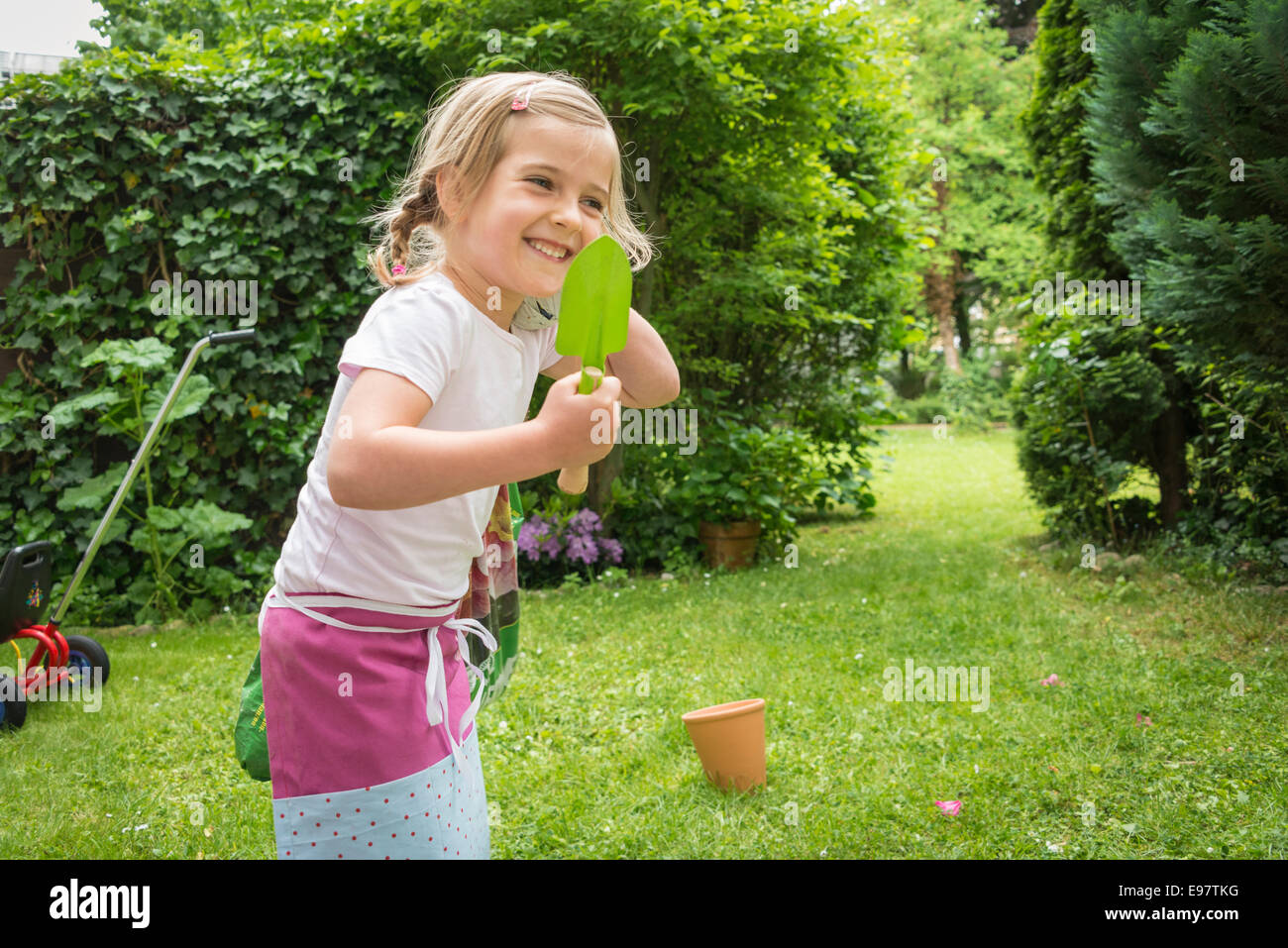 Mädchen, Gartenarbeit, Kelle in den Händen halten Stockfoto